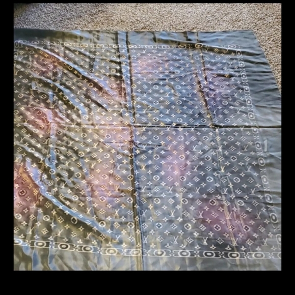 2 LV design scarves/ shawl - Picture 8 of 10